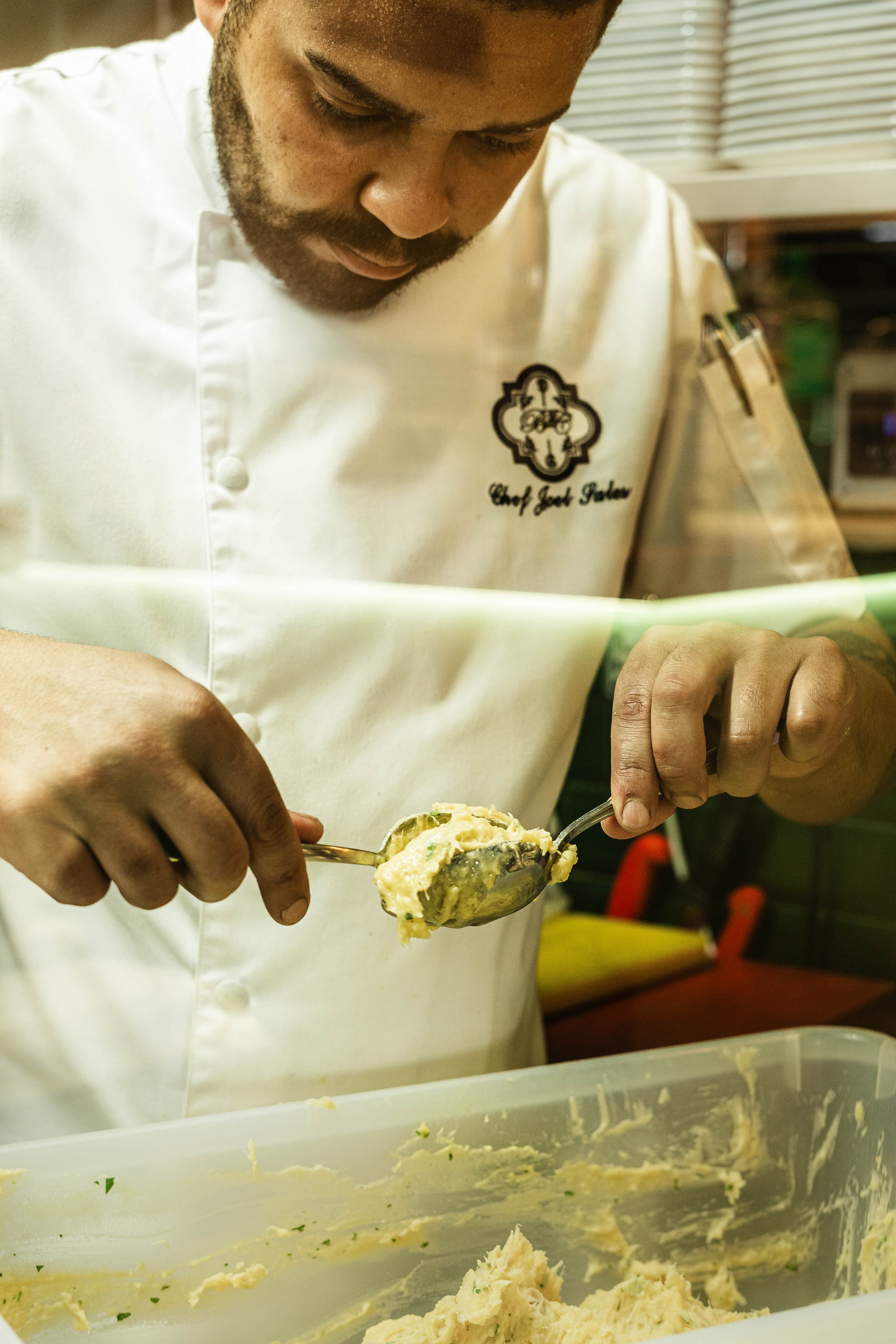Chef a preparar pastéis de bacalhau